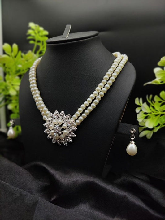 Graceful Radiance Pearl Necklace Set – Floral Elegance